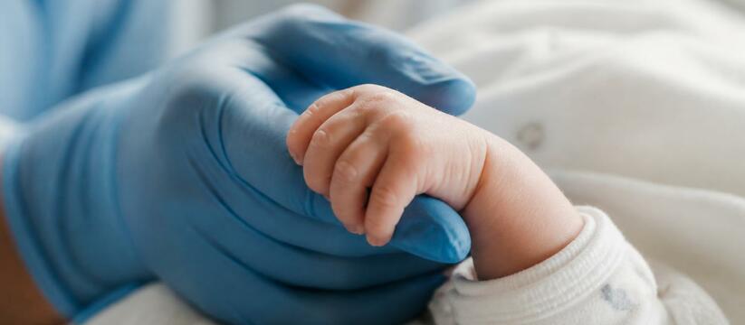 В Уфе родился малыш с шестью пальчиками на руке В Уфе гинеколог Станислав Иваха показал новорож...