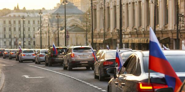 В Уфе День флага России отметили автопробегом с...