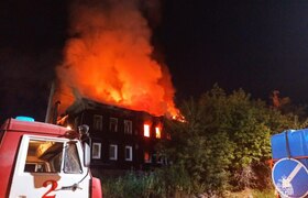 Два человека погибли при пожаре в двухэтажном д...