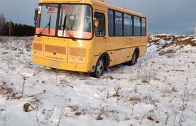 Школьный автобус с детьми вылетел в кювет в Баш...