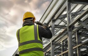 В Уфе на стройке рухнула стрела автовышки: двое...