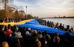 В Уфе на набережной Белой развернули флаг Росси...