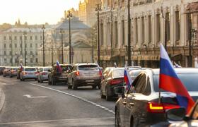 В Уфе День флага России отметили автопробегом с...