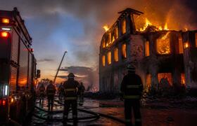 В Стерлитамаке тушат крупный пожар в заброшенно...