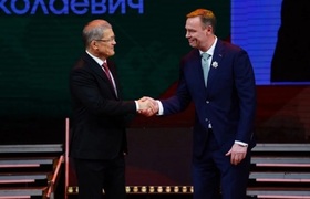 Радий Хабиров наградил Виктора Козлова орденом ...